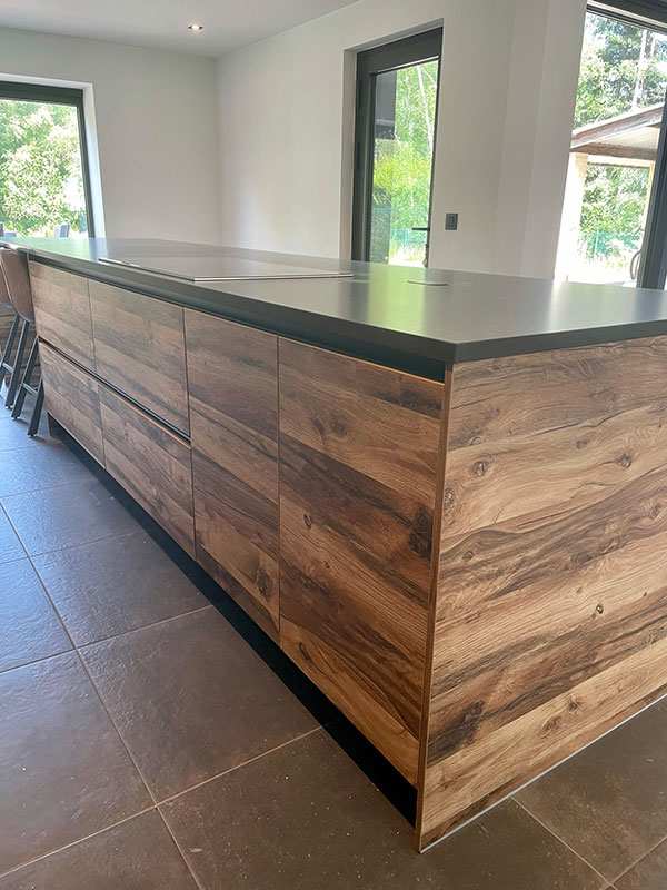 Houten keukenkasten in open keuken