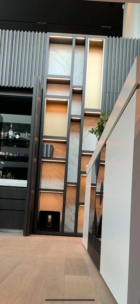 Moderne inbouwkasten bij hoog plafond